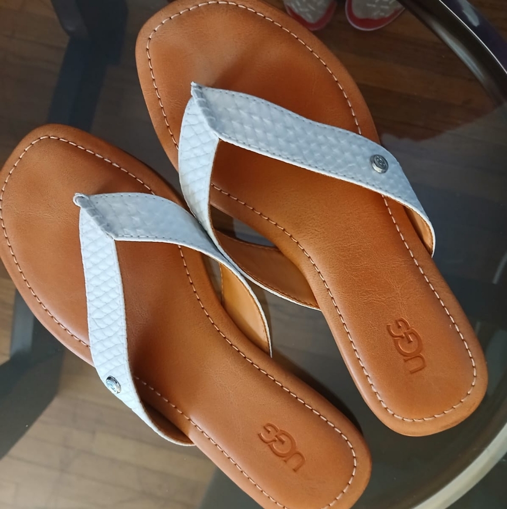 UGG Tuolumne Women Size 6 Tan and White Snakeskin Pattern Thong Sandals